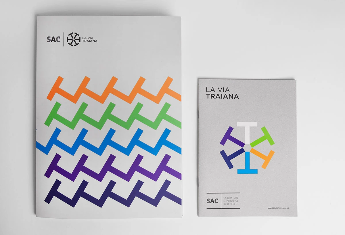 Immagine intera di una cartellina porta documenti ed una brochure dei SAC Regione Puglia