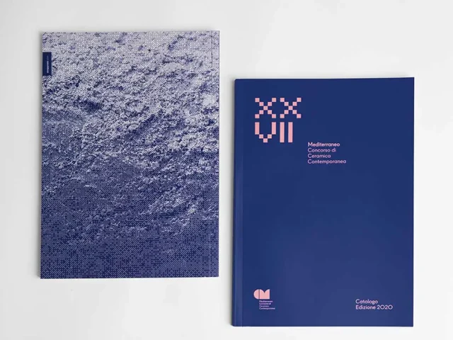 Foto della copertina e della retro copertina del catalogo della mostra Mediterraneo Concorso di Ceramica Contemporanea su fondo neutro. Design Usopposto