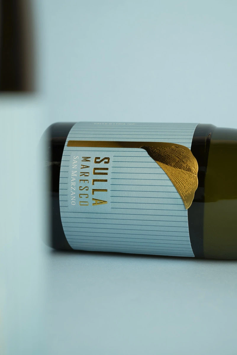Packaging di lusso per bottiglia di vino con rilievo oro realizzato da studio grafico Usopposto