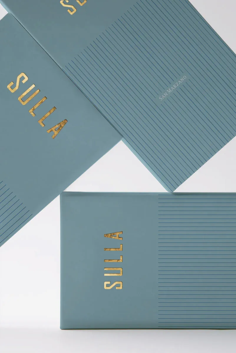 Dettaglio stampa a caldo oro e packaging design minimale per il vino SULLA di San Marzano Wines